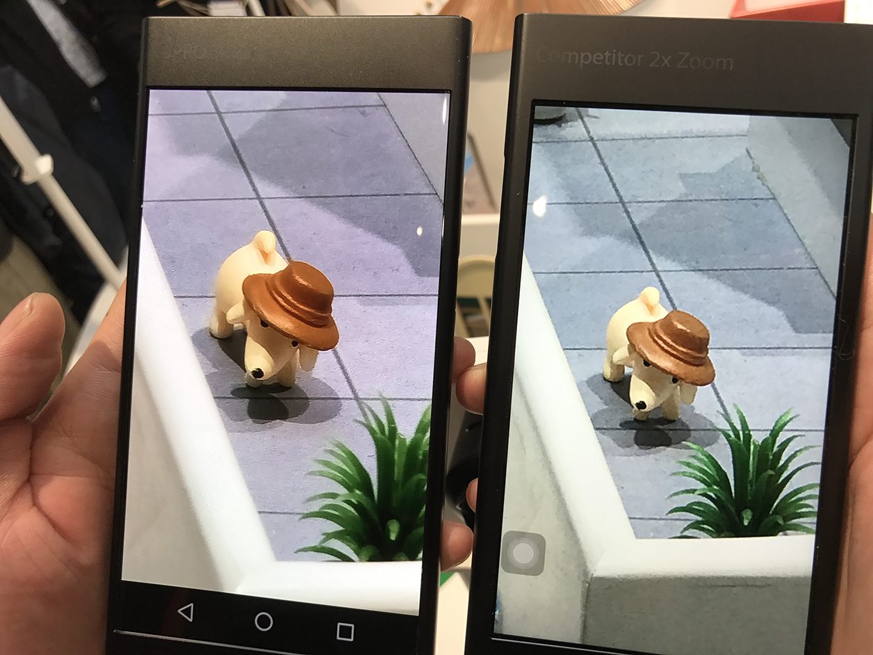 Oppo à gauche, iPhone 7 Plus à droite