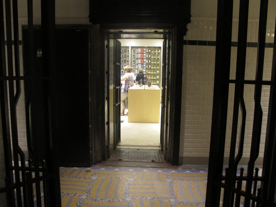 L'ancienne salle des coffres reconvertie en espace de vente des accessoires.