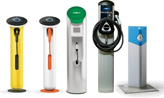 Plusieurs modèles de stations de chargement pour véhicules électriques.