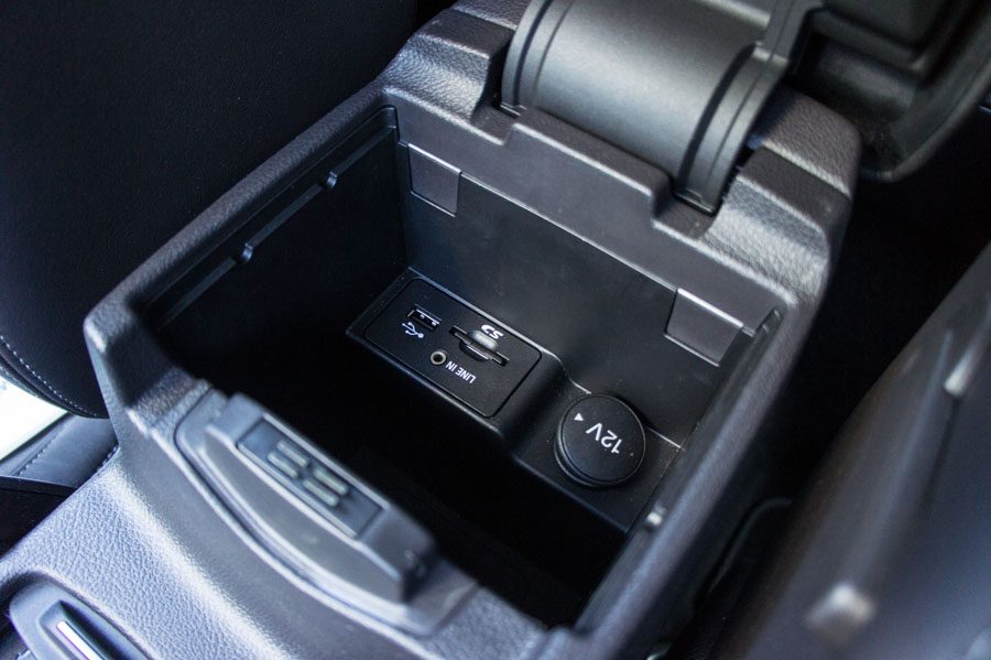 USB, carte SD et entrée ligne sous l'accoudoir