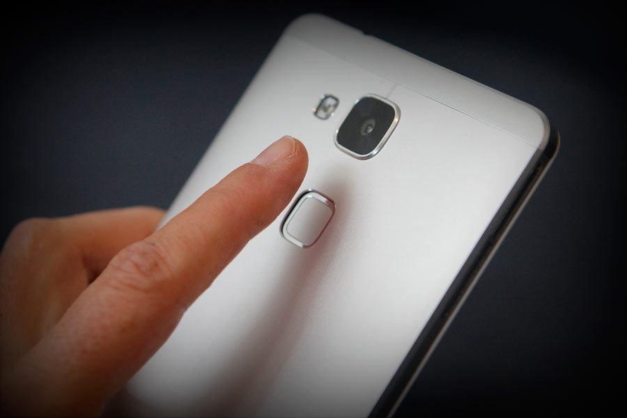 Le capteur au dos du Mate7 permet d'enregistrer jusqu'à 5 empreintes.