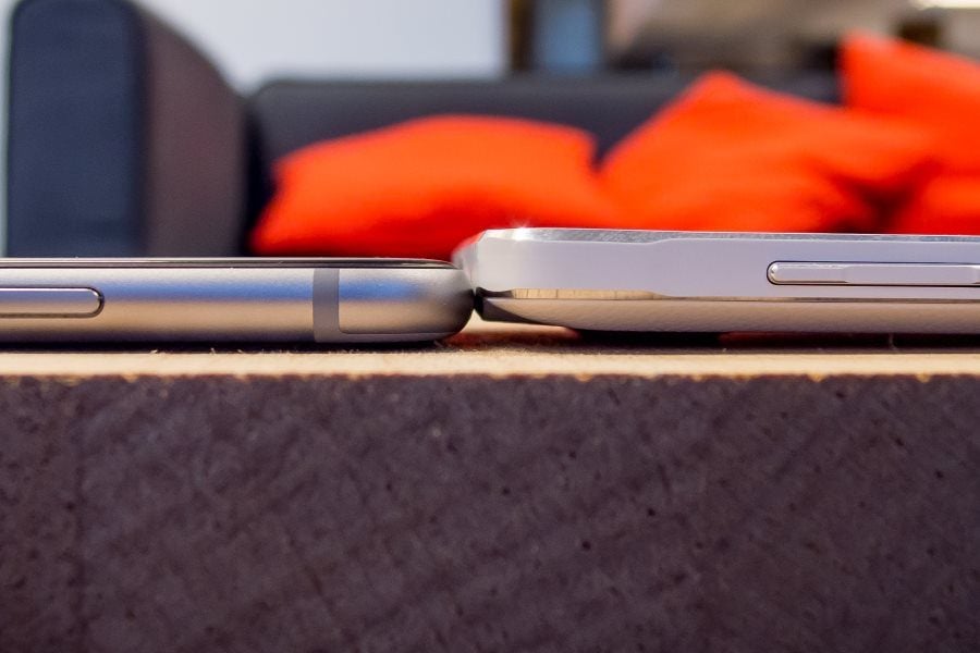 Finalement très épais en comptant le capteur photo. Iphone 6 Plus à gauche.