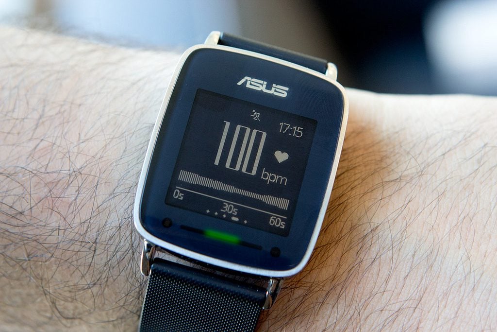 Lorsqu'en courant, l'utilisateur dépasse les 150 bpm, la lumière verte passe au rouge et la montre vibre.