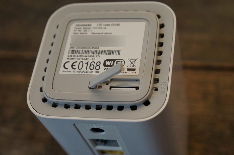 Il suffit d'insérer une carte SIM 4G avant de brancher la box sur le secteur.