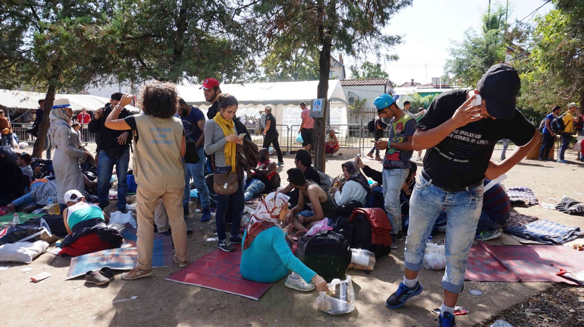 Des migrants qui se connectent en Serbie au réseau Wi-Fi déployé par TSF.