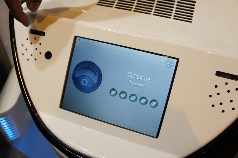 Un écran tactile permet d'afficher les informations et d'interagir avec le robot.
