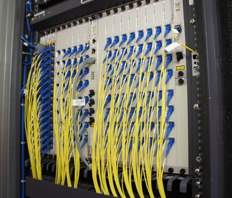 Un OLT (Optical Line Terminal)