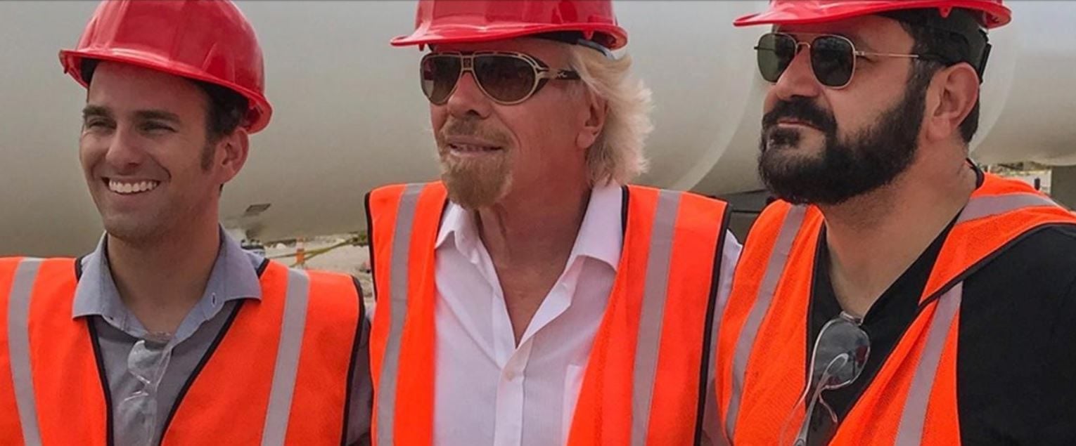 Richard Branson dans le désert de Nevada près de la piste d'essai de Virgin Hyperloop One.