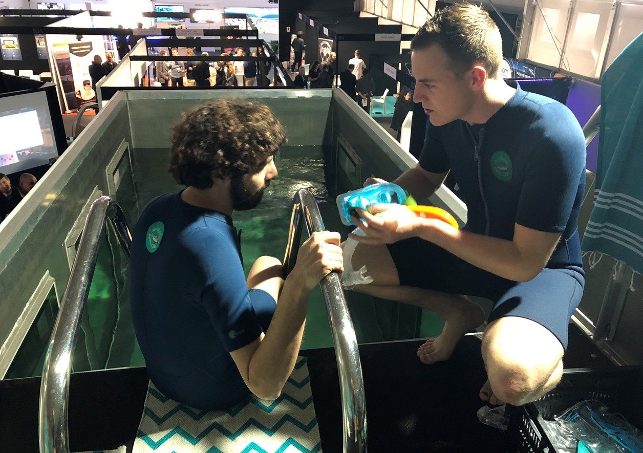 Une fondation hollandaise propose à des autistes et des personnes handicapées de nager avec des dauphins en réalité virtuelle.