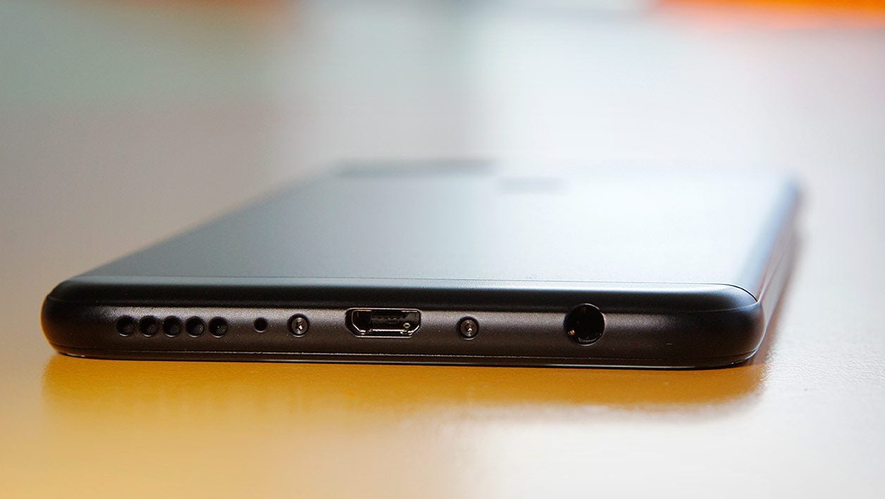 Le port micro USB Honor 7C, une technologie dépassée.