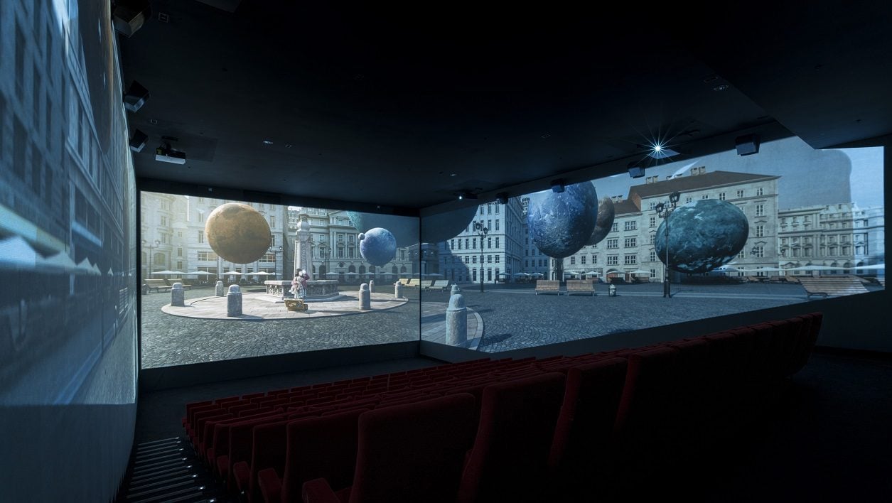 Le Screen X comprend trois écrans de projection.