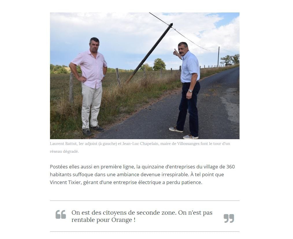 Le 1er adjoint et le maire de Villossanges devant un poteau défectueux du réseau.