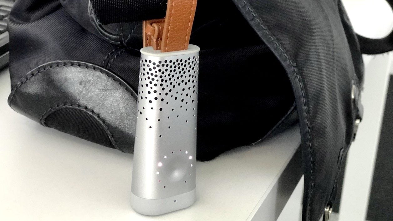 Flow s'accroche à n'importe quel sac ou vêtement pour vous suivre toute la journée.