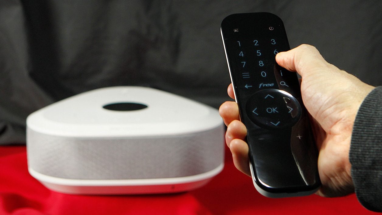 Le Freebox Player et un de ses deux télécommandes.