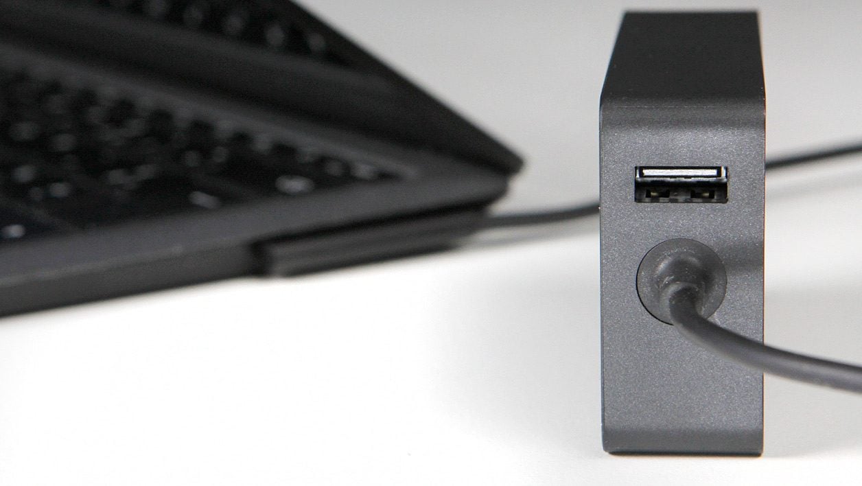 Microsoft-Surface-Laptop-2-usb-charg.jpg