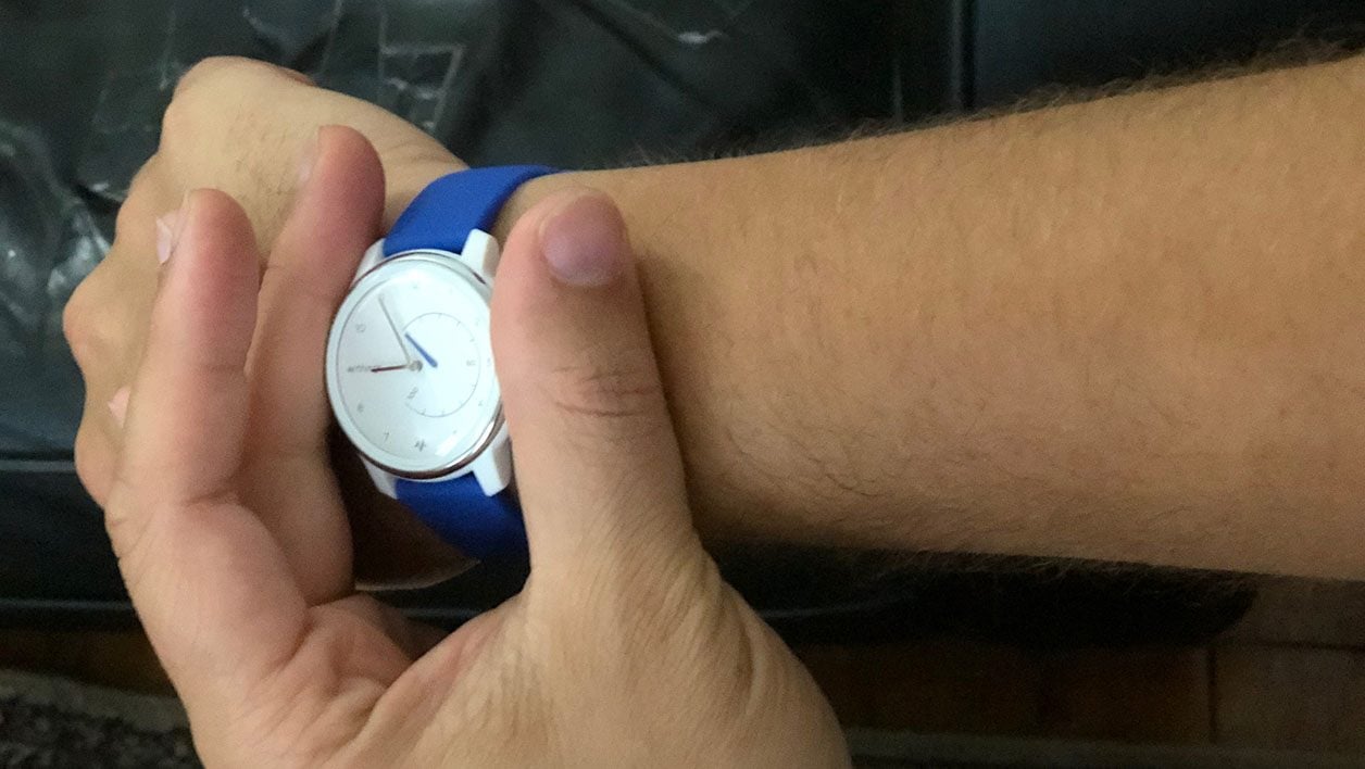 Il faut presser ses doigts contre l'anneau de la Withings durant la mesure de 30 secondes.