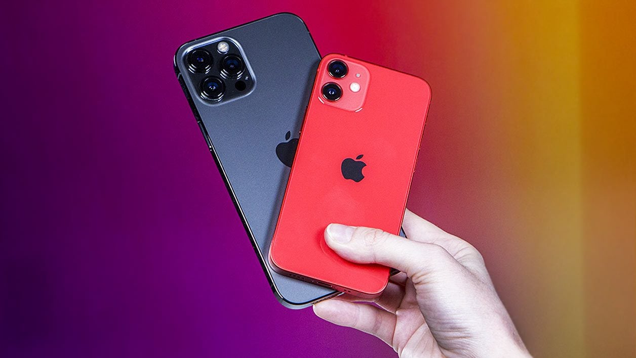 Une main, deux iPhones