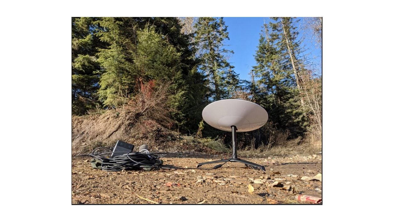 Un utilisateur a transporté son matériel dans une forêt pour le tester.