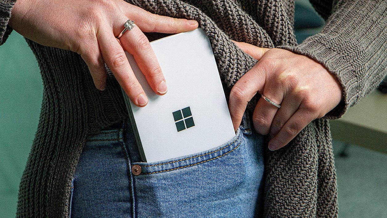 Le Surface Duo en poche.