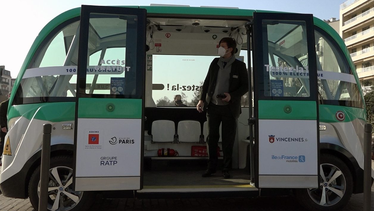 Un safety driver reste à bord pour prendre le contrôle manuellement en cas de problème.