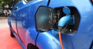 Voiture électrique en pleine séance de charge