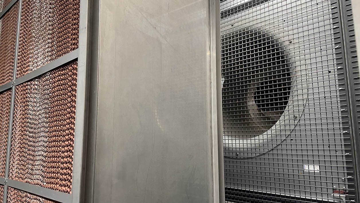 A gauche, les panneaux de bandelettes en cellulose. A droite, d'énormes ventilateurs.