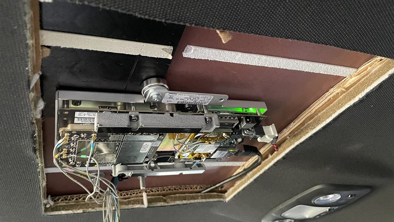 Le module de connectivité analogue à une box à l'intérieur de la voiture.