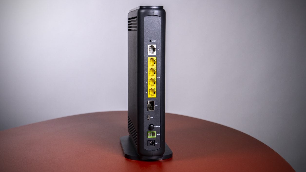 La partie connectique de la SFR Box 8X.