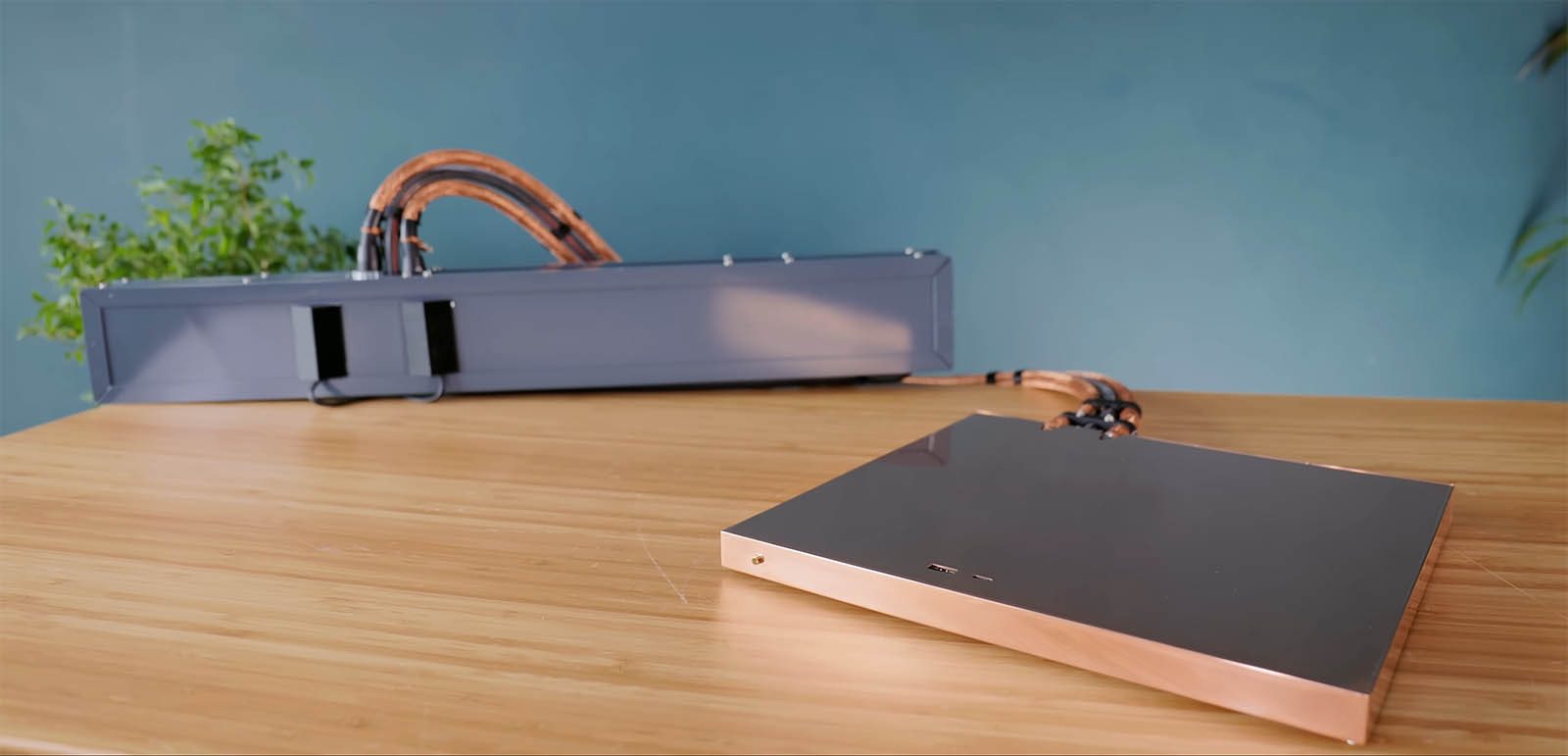 L'encombrement total de la solution watercoolée est plus important que celui de la console d'origine.