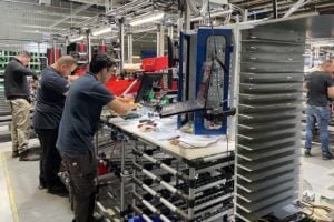 L'assemblage des serveurs dans l'usine d'OVH Cloud.