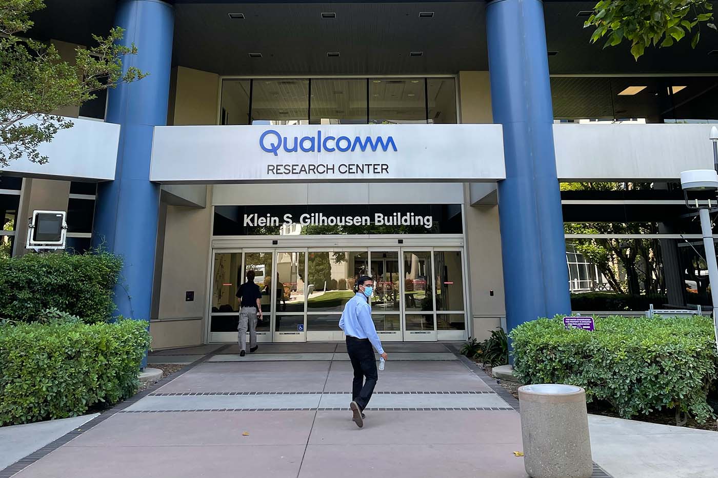 Devant les laboratoires de recherche de Qualcomm à San Diego.