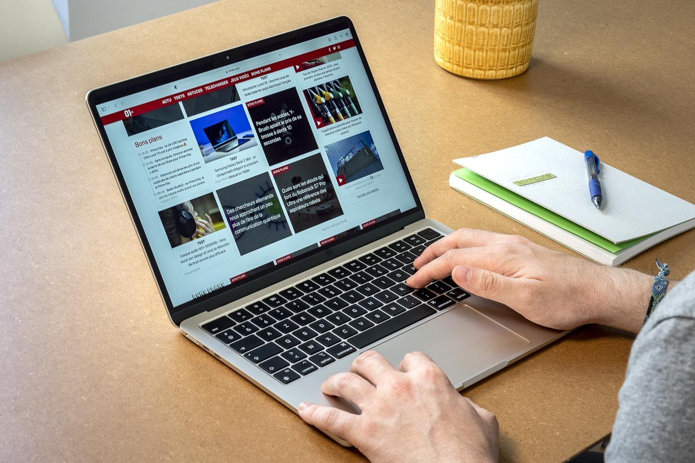 Le MacBook Air M2 est fin, léger et incroyablement bien fini.
