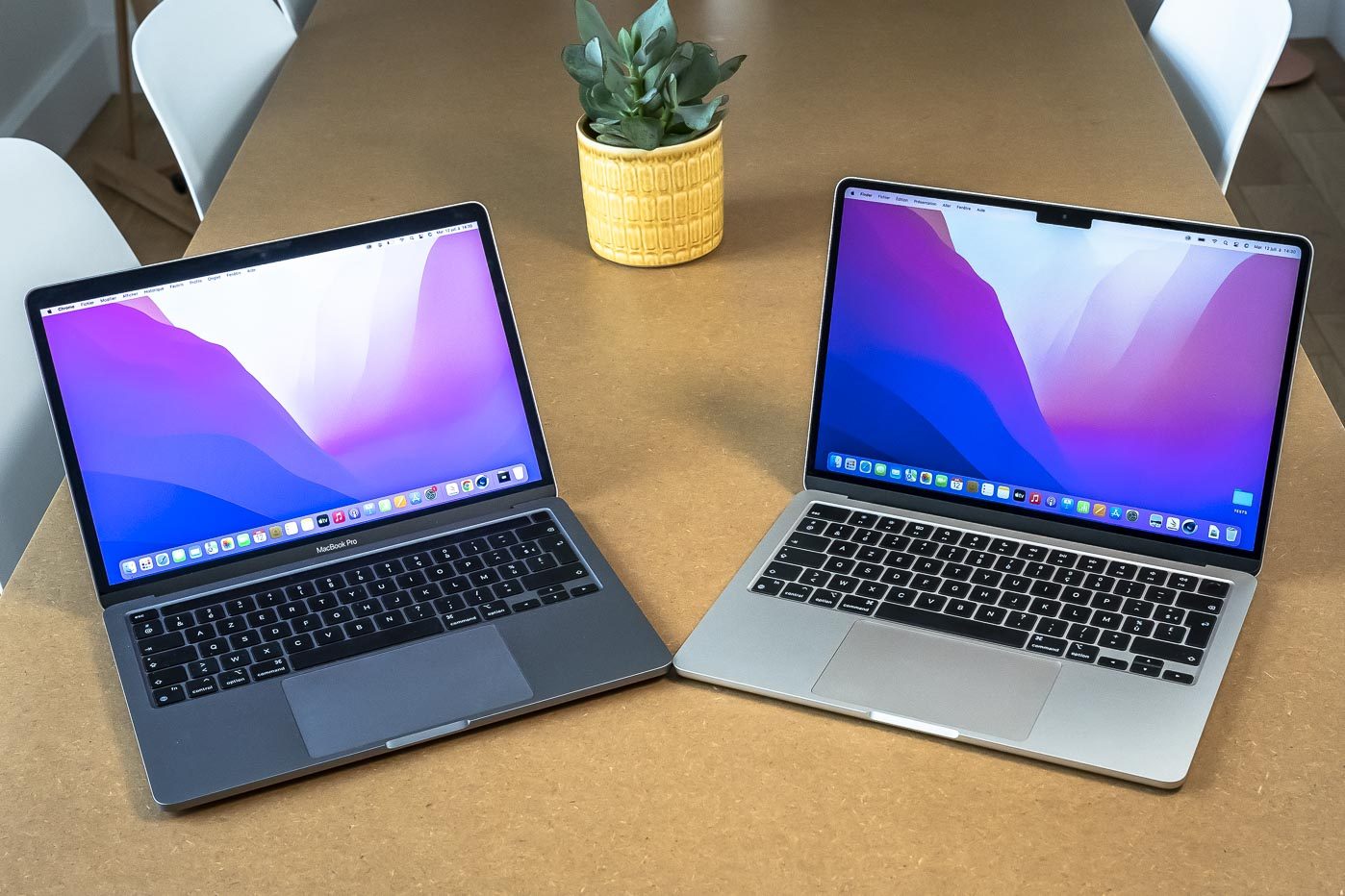 Le MacBook Air M2 (droite) à côté de son grand frère le MacBook Pro M2 (gauche).