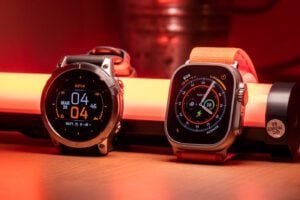 La Garmin Epix 2, à gauche, la Watch Ultra, d'Apple, à droite.