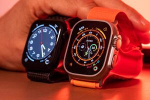 La Watch Series 8, à gauche, la Watch Ultra, à droite.