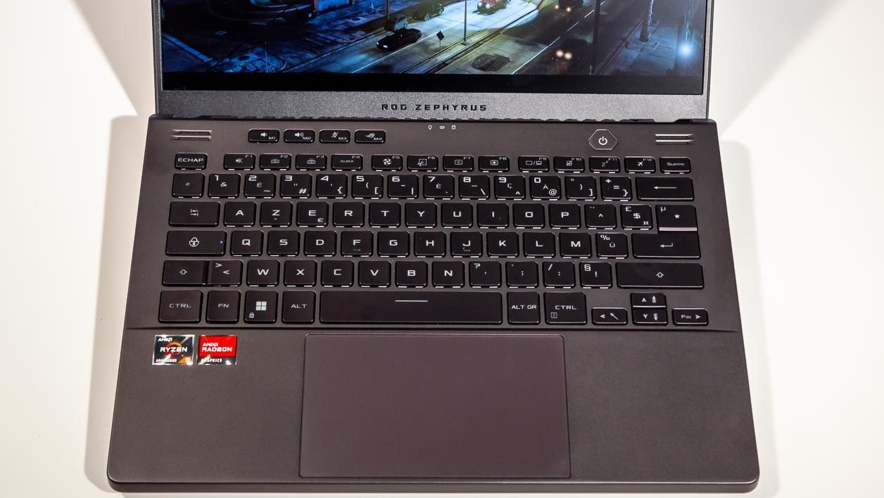 Le touchpad est bien plus grand et confortable que celui de 2020