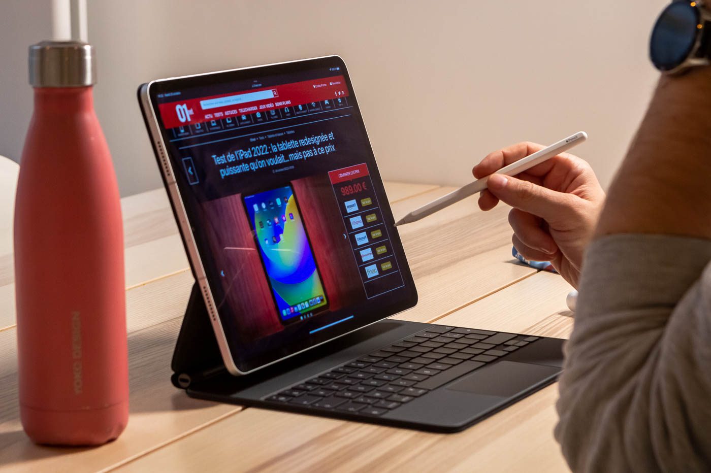 L'iPad Pro 12,9 pouces de 2022, avec son Magic Keyboard et un Apple Pencil de 2e génération.