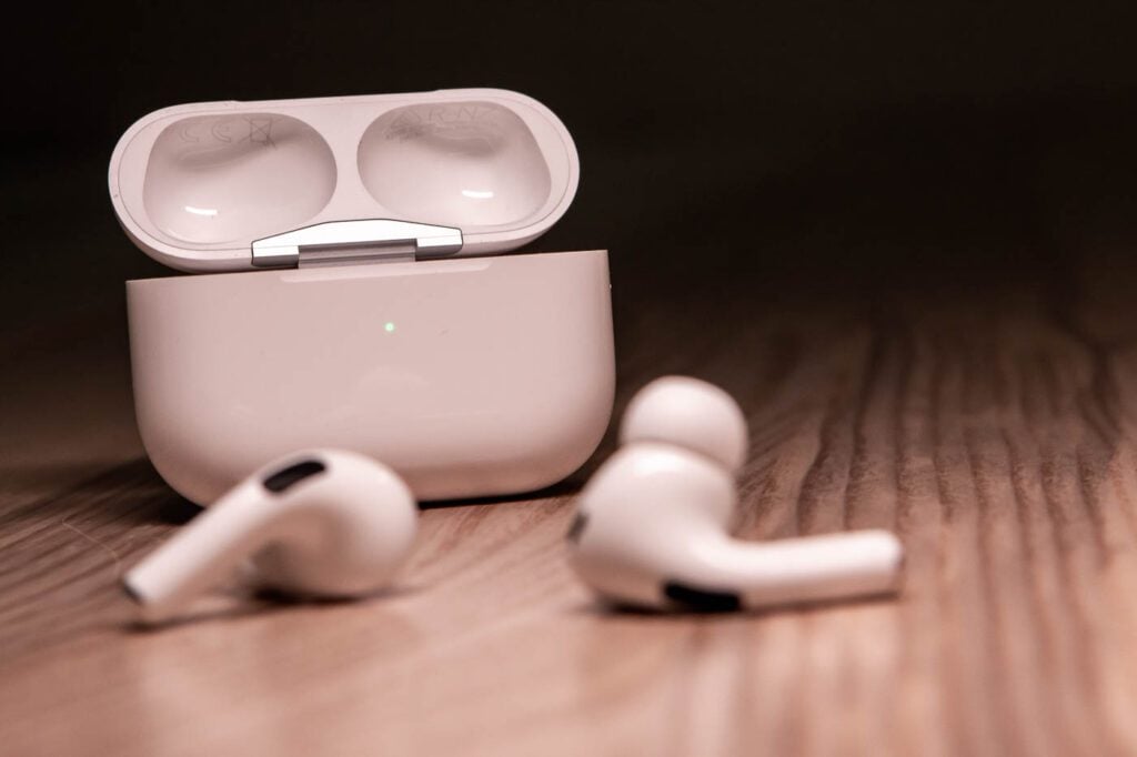 Les écouteurs des AirPods Pro sont très compacts et légers.