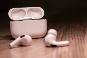Les écouteurs des AirPods Pro sont très compacts et légers.