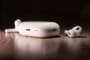 Le boîtier des AirPods Pro a été amélioré pour notamment faciliter sa localisation.