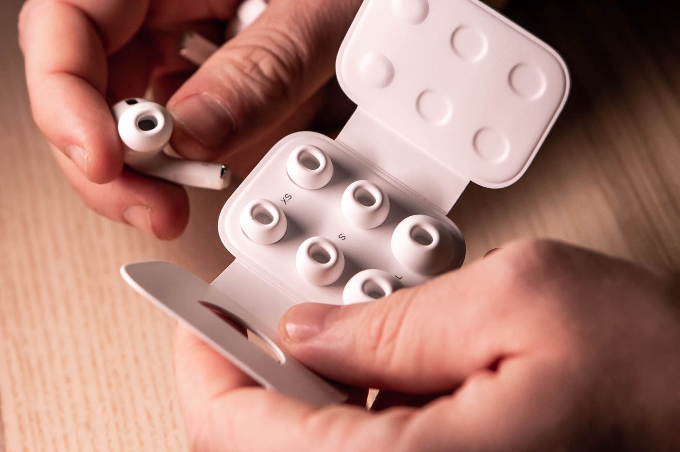 Les nouveaux AirPods Pro sont livrés avec quatre tailles d'embouts pour mieux sceller votre oreille et vous isoler passivement du bruit extérieur.