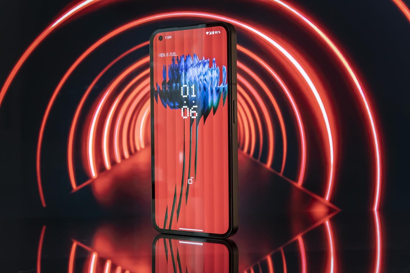 Un Nothing Phone (1) à 499 € a déjà un écran 120 Hz et la 5G. © Lionel MORILLON / 01net.com