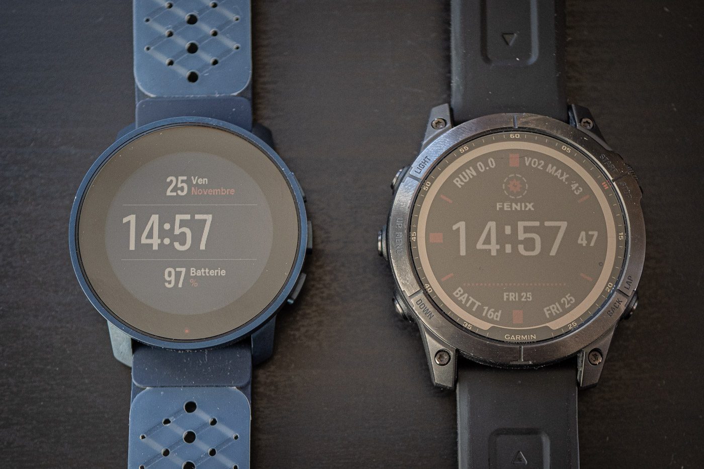 À côté de la Fenix 7 Solar de Garmin, la 9 Peak Pro est bien plus passepartout. © Adrian BRANCO / 01net.com
