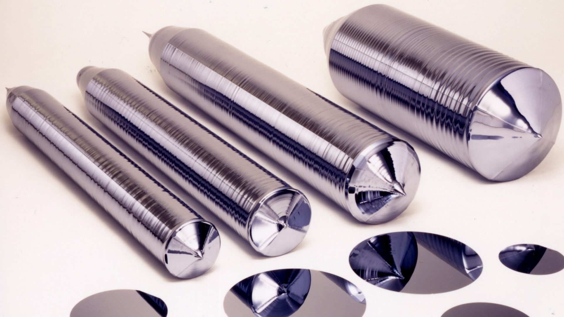 En sortie, les lingots de silicium prennent cette forme de boudins argentés. Qui seront ensuite découpés en wafers. © Sumco