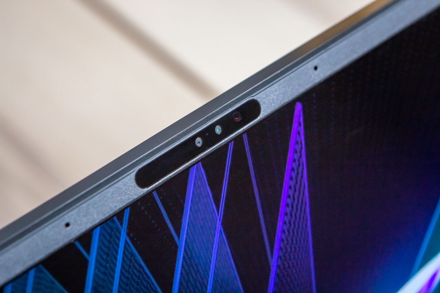 Le Webcam Full HD du Zephyrus M16 est au mieux passable, mais elle est compatible Windows Hello !