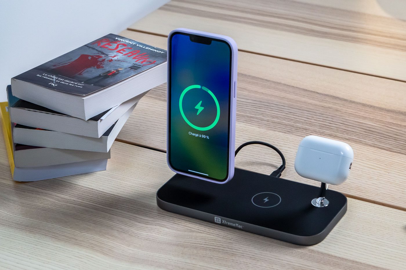 Le Xmag Pro, de XtremeMac, peut charger un iPhone, des AirPods et une Watch... et les AirPods peuvent même squatter l'emplacement de la Watch...