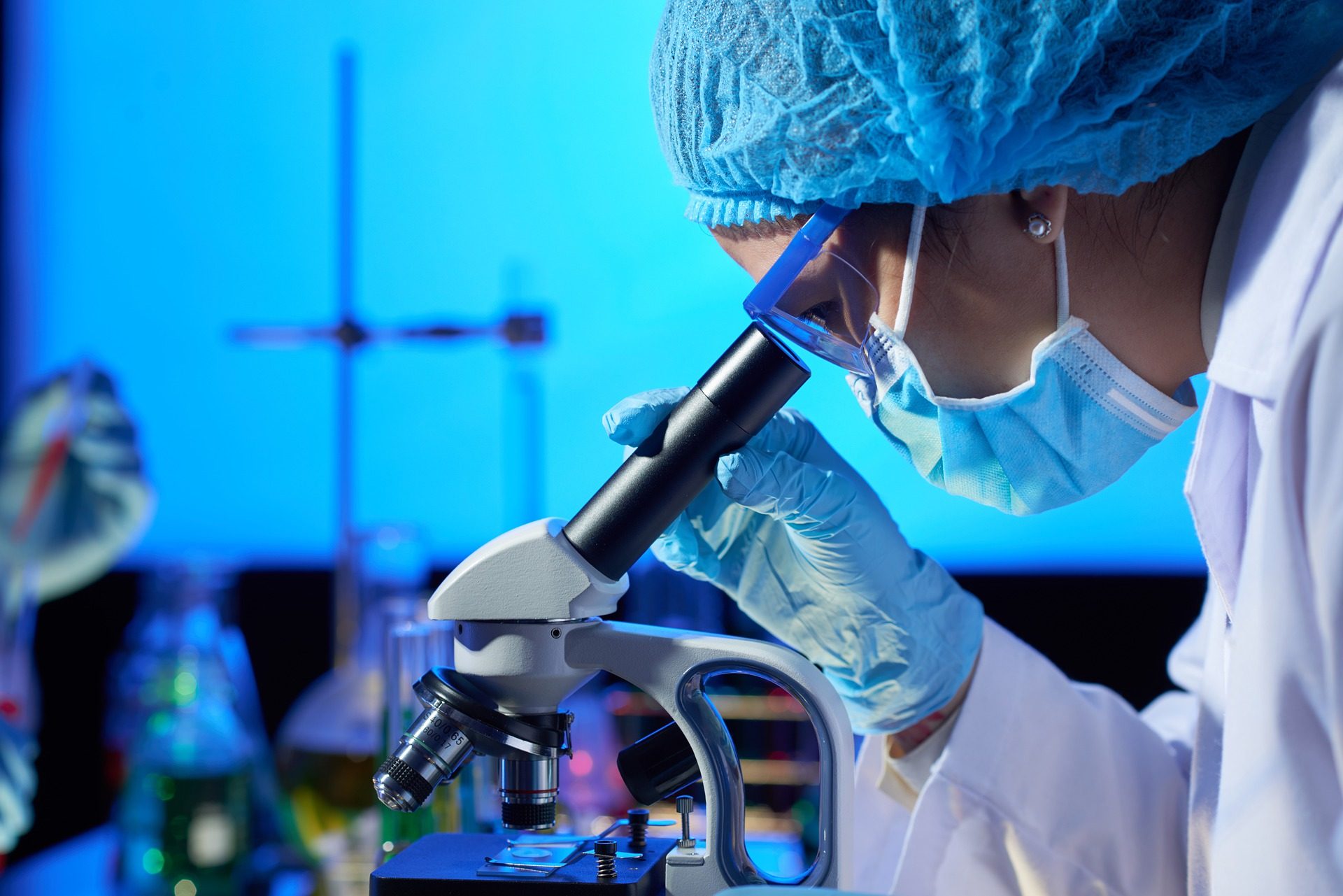 Chercheuse dans un laboratoire.