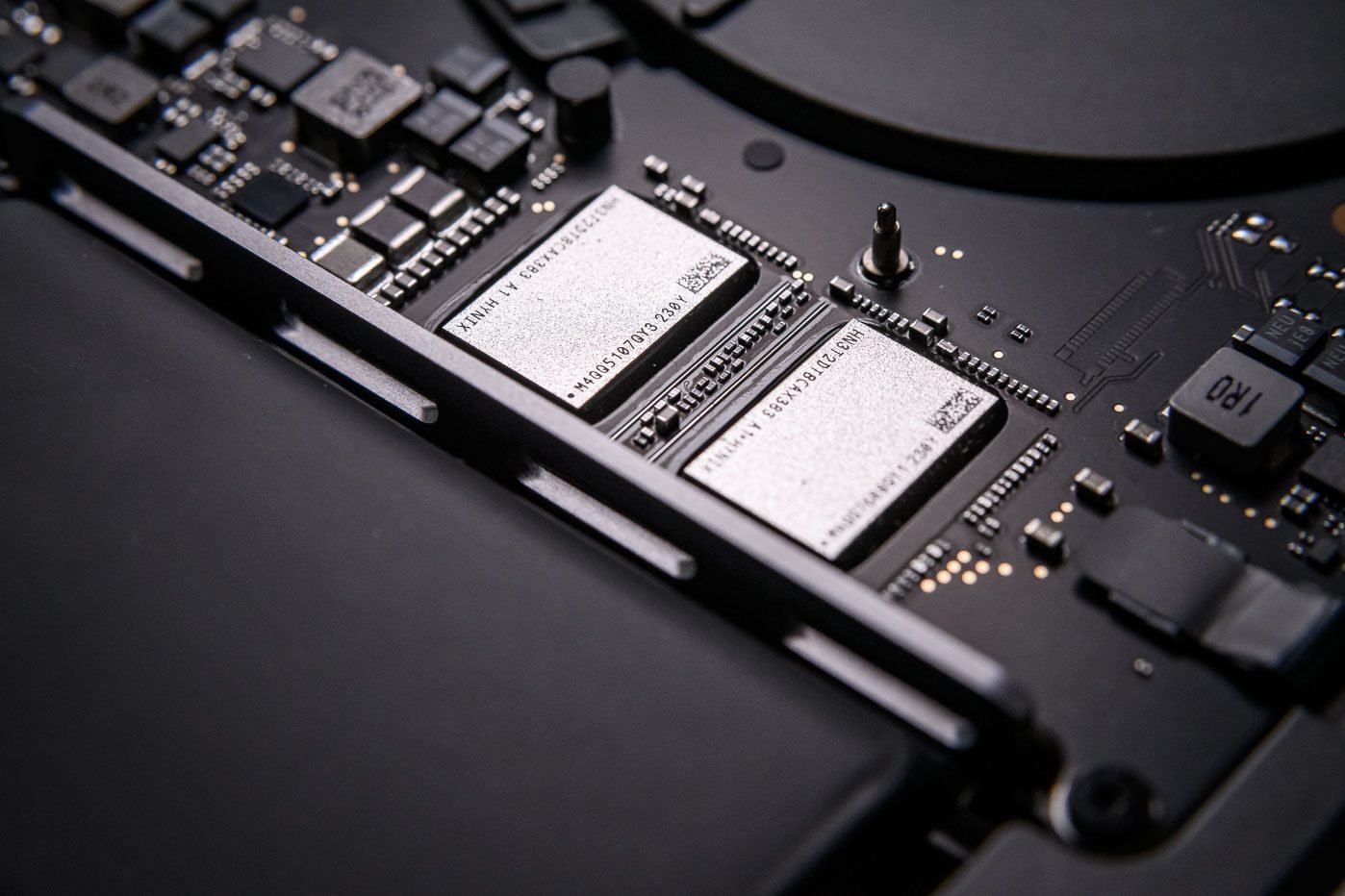 Les modules de stockage du MacBook Pro 14 pouces.