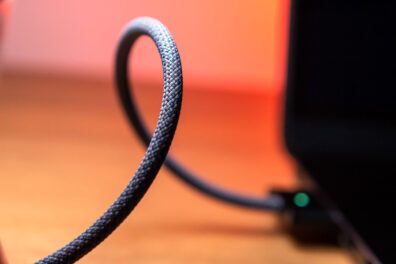 Le câble d'alimentation est recouvert d'une fibre tissée.