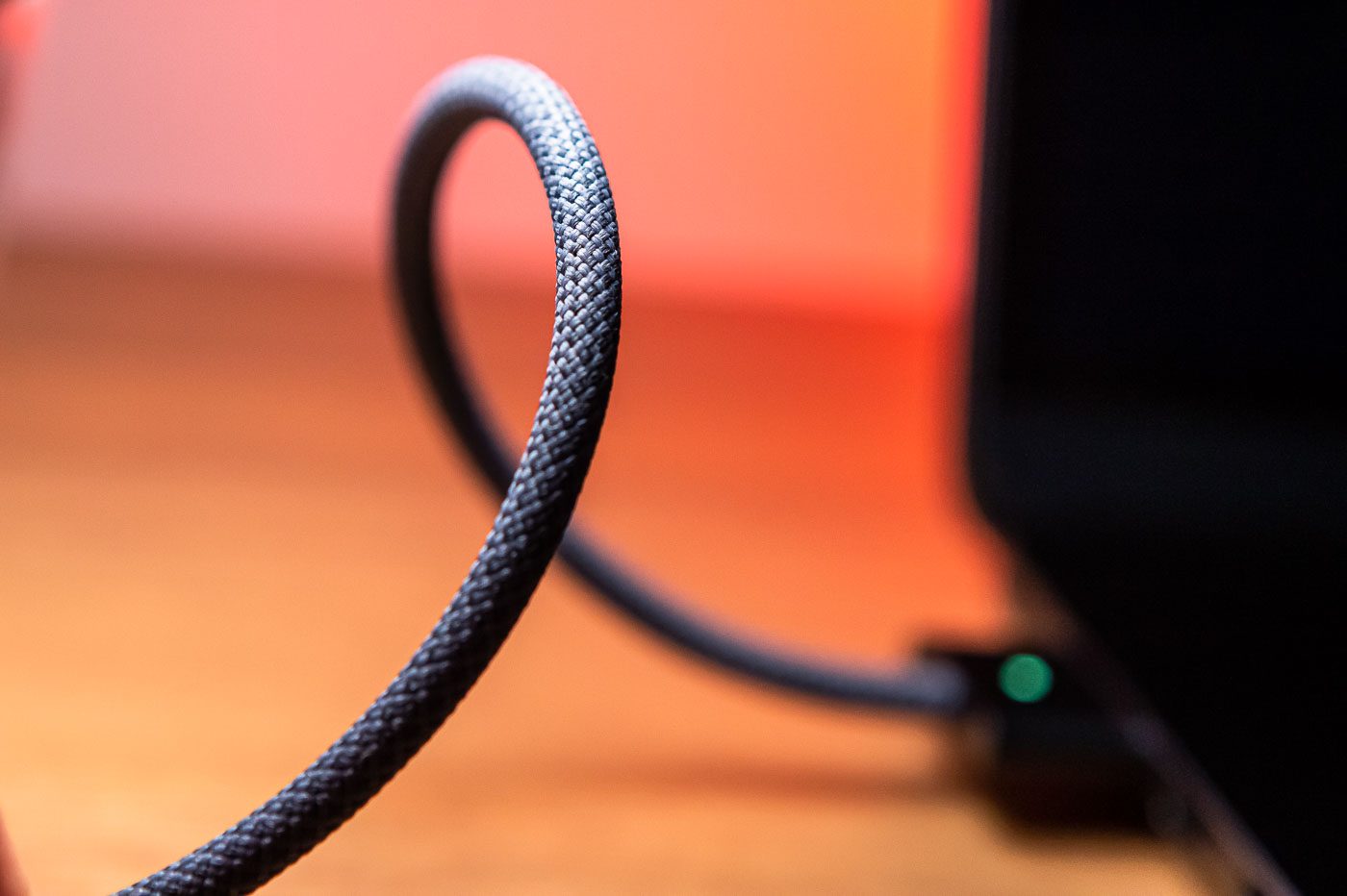Le câble d'alimentation est recouvert d'une fibre tissée.